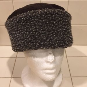Brown Vienna winter bucket style hat in good condition